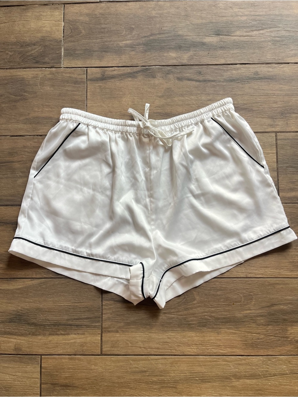 Le Rose white satin pajama shorts medium
